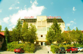 Vosku Ashxarh Hotel